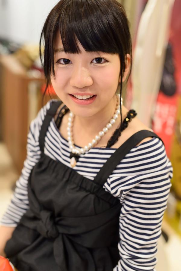 5/17 通天閣フリーライブの写真です。くぅちゃんの私服のショット！なんで、かっぱえびせん持ってるんやろー？#小川久瑠実#西日本ハンバーガールZ 