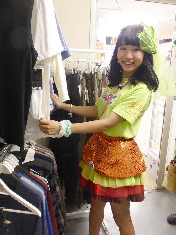 #岡本商店街 の古着販売店「カインドオル神戸岡本店」で一日店長を勤めた #西日本ハンバーガールZ はくぅちゃんとゆうりちゃん。二人とも来店するお客さんにお勧めの服を結構的確に選定してあげていました。 