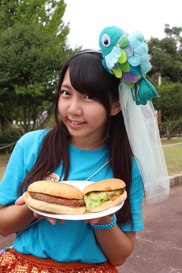 昨日まで開催の、広島県「バーガーフェスタinみろくの里」にて！ハンバーガールとハンバーガー！12種類すべてみんなて完食です！ 
