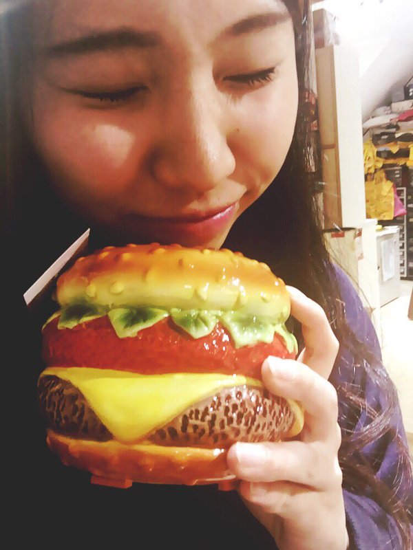 おはばが♡今日はテスト…😭頑張ります。。写真はこの前お店で見つけたハンバーガーグッズ！👀💕#ハンバーガール#チキンほのか#ほのか https://t.co/jHHU3Hvf7e