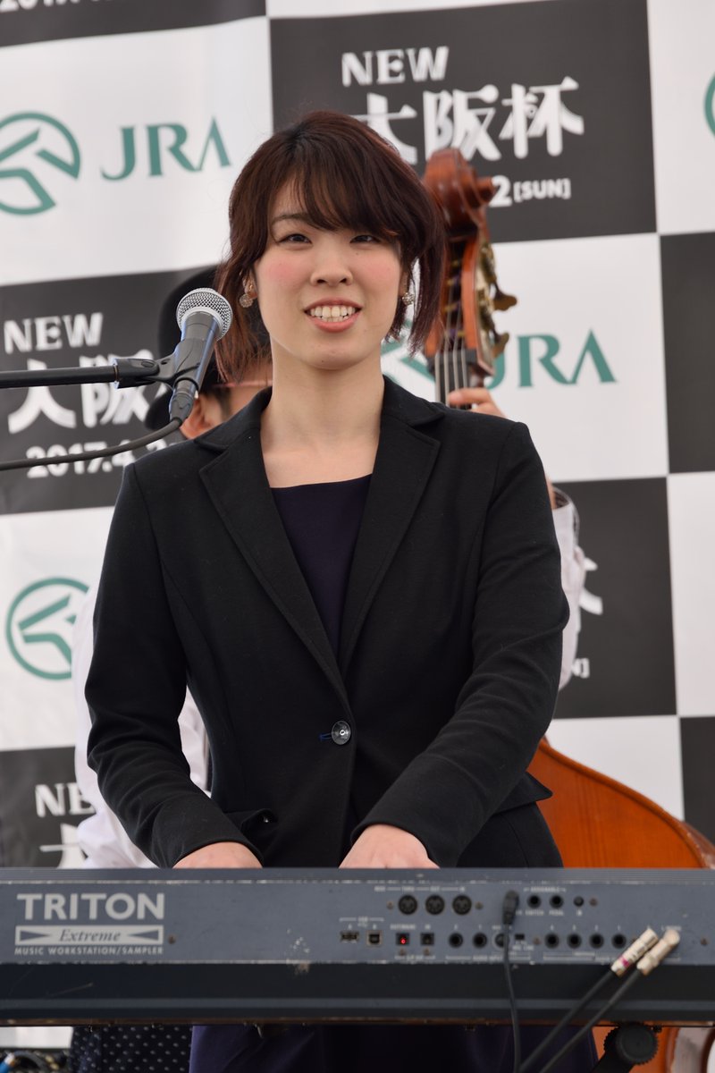 17/04/02 阪神競馬場・大阪杯イベント西本さんの笑顔で。いつも癒されています(*^_^*)#西本佳那 #イーゼル藝術工房 https://t.co/mtBBHZXfYf