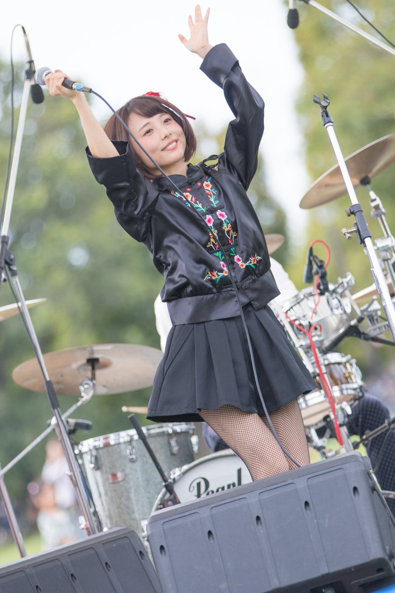 2017/10/1 ふかきた音楽祭 大阪ふかきた緑地 アイドルのときはかわいくて、バンドのボーカルのときは大勢を虜にするカリスマ性も併せ持っていて。多様な役割を演じることができる18歳の女の子。 #山崎歩夢 その1 https://t.co/o4xmA2eUrX