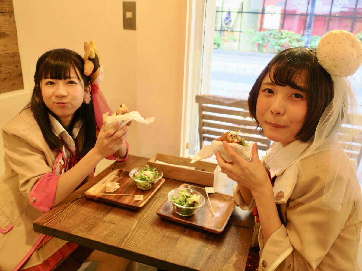 今日は早朝から京都へ！ 先週末に立ち上がったばかりの「関西ウォーカーWEB」ハンバーガー連載の取材です🍔 連載1回目の記事は大阪・新町のミリアバーガー。約16万通りのハンバーガーの秘密とは？ ハンバーガールZの写真もいっぱい！（薮）https://t.co/l6sss91hpZ https://t.co/Vw6rv33UTC
