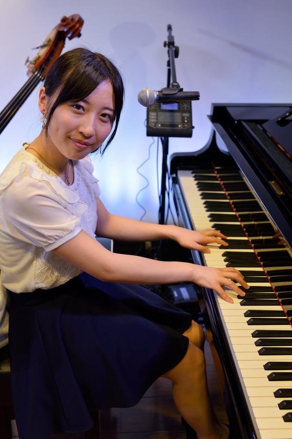 4/5 通天閣フリーライブの写真です。ピアノがむっちゃ似合う、かなちゃん！#森川加菜#西日本ハンバーガールZ 