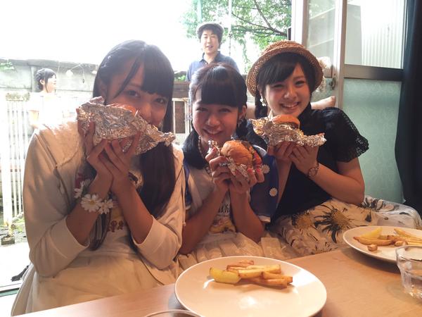 イーゼルアパートメントカフェにて西日本ハンバーガールＺさん?ハンバーガーをパクリ?美味しそうですね? 