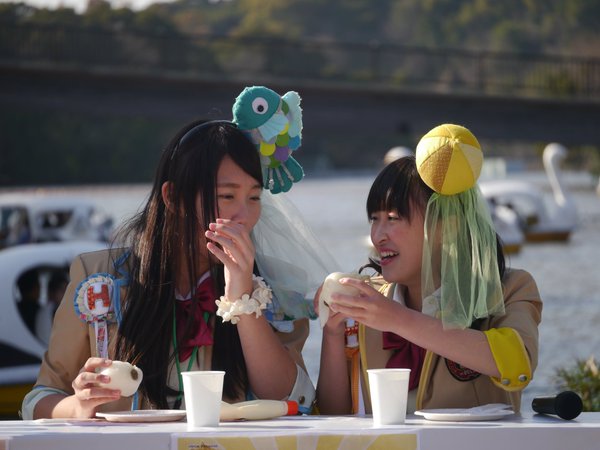 3/20淡路島の淡路ファームパークにて行われたオニオンパラダイスイベント玉ねぎ早食い対決から大阪のアイドルハンバーガールZのメンバー2人が参戦してました。なかなかアイドルが食べている姿は見られない気がします。 https://t.co/XSWFc8gG1m