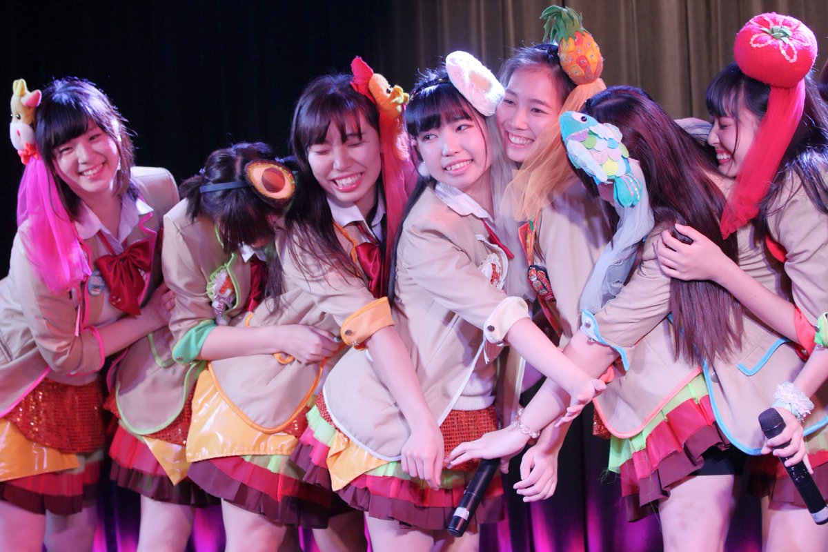 2016/11/20 フリーライブ 通天閣STUDIO210 ハンバーガールZ アイドルのライブは楽しいなぁ！ほんとに楽しいなぁ！ なんというか、もう、いっそ全部もらっちゃってはさんでつぶしてぐちゃぐちゃにしてって感じ。 https://t.co/dLxGNInfn3