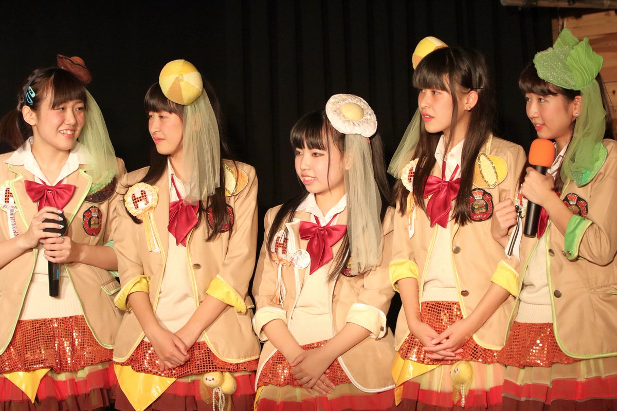 2016/11/24 アイドル道場 GANZ toi toi toi ハンバーガールZ まいどリのライブ中にハンバーガールのメンバーが客席からケチャしてたの高まりました笑 こういう、ステージが主役なのか客席が主役なのか分からないところがアイドル道場の良さですねw https://t.co/qHyQu40ynP