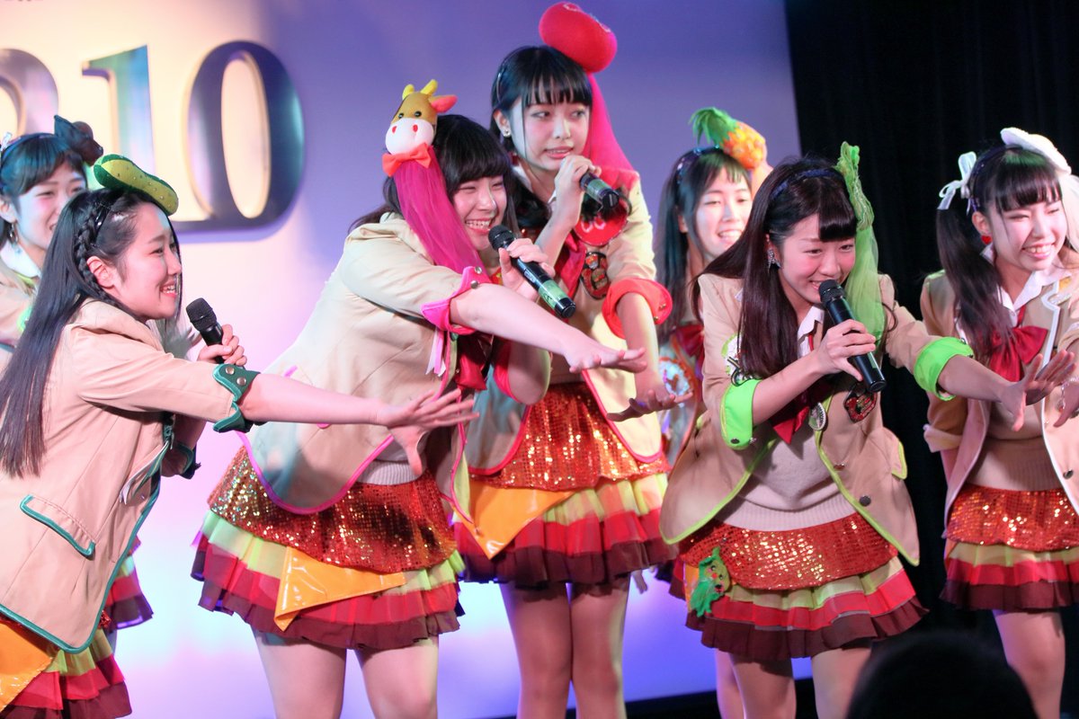 2016/12/27 アイドル通 通天閣STUDIO210 ハンバーガールZ 今年最後のライブ、3曲だけでは満足できずもっと聴きたい名残惜しさはありましたが、とても楽しく過ごせました。出演メンバーの人数が多くて高まりました。 https://t.co/i0kUkJtfZS