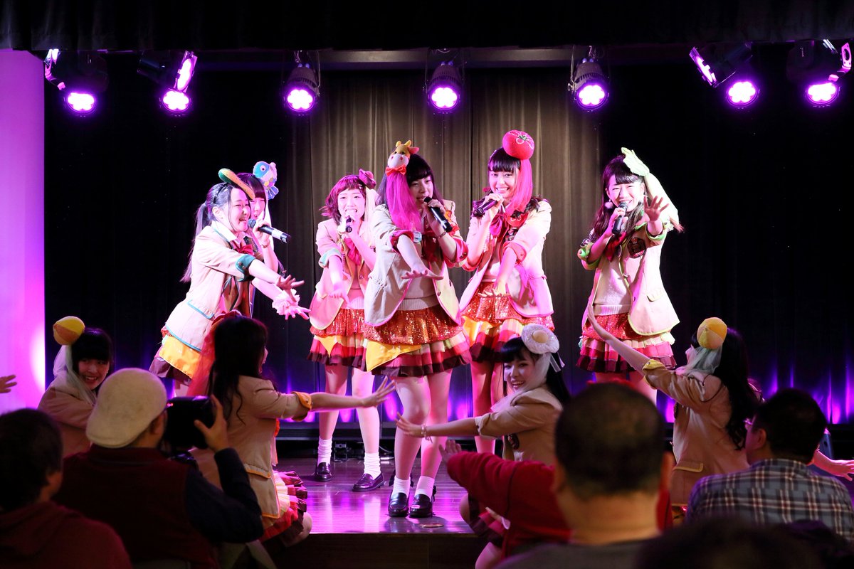 ハンバーガールZ さん　通天閣　クリスマスライブ 12月25日  part.3#ハンバーガールZ　#アイドル　#通天閣　#イーゼル藝術工房 #クリスマス https://t.co/E5rb9LNaeo