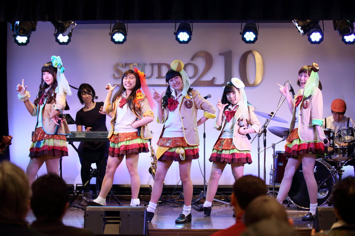 ハンバーガールZ さん　通天閣　「新春ライブ初め」　1月4日  part.9#ハンバーガールZ　#アイドル　#通天閣　#イーゼル藝術工房 https://t.co/x5G1VsMTcH