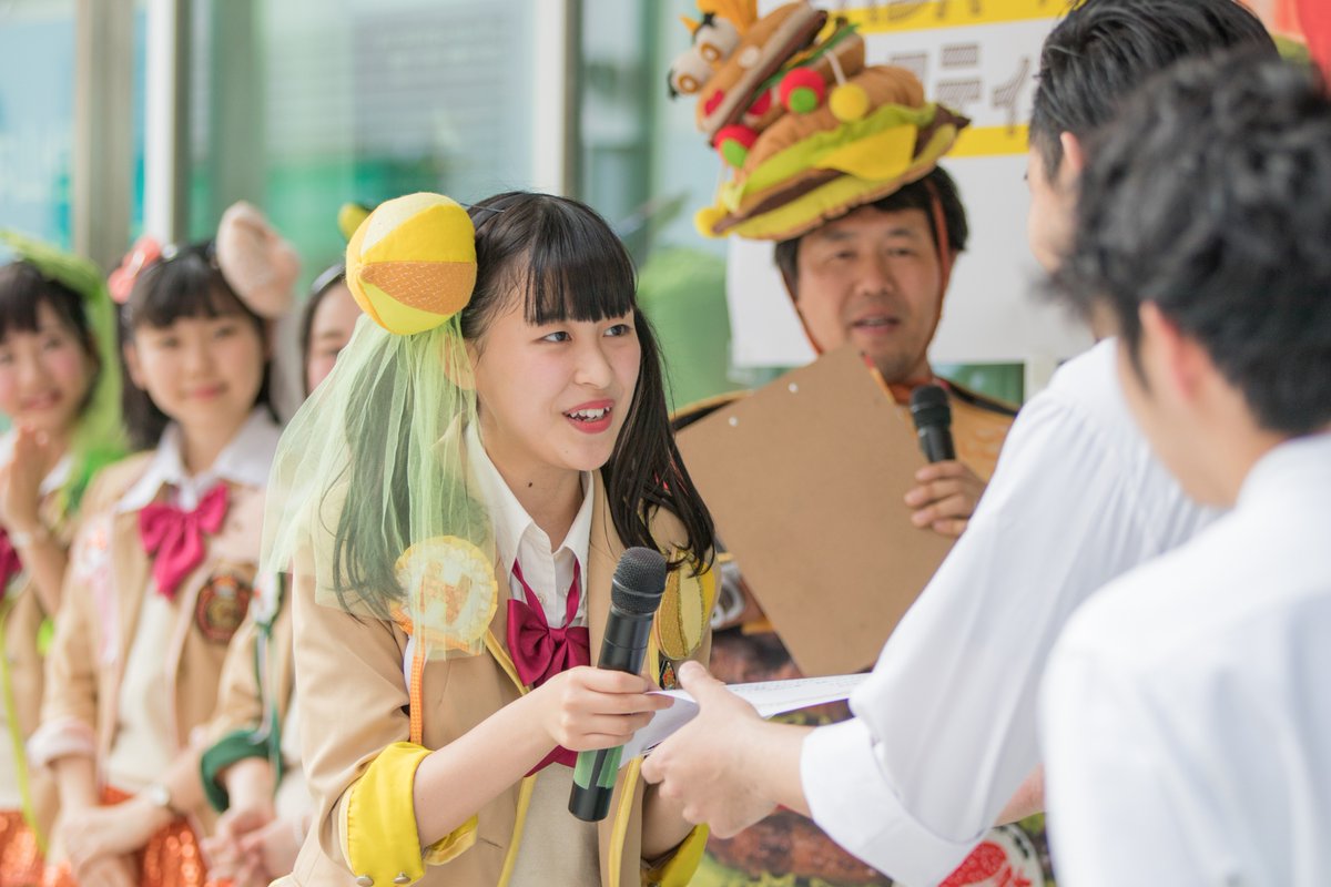 2017/5/4 岡本ハンバーガーフェスティバル 岡本商店街 ハンバーガールZ みーたんは1位表彰の大役を立派に果たしていました。 #谷川美月 #みーたん https://t.co/KWFojpddfM