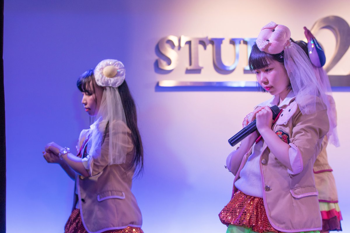 2017/7/30 アイドルフリーライブ 通天閣STUDIO210 ハンバーガールZ 自己紹介ではじけてましたね。 4枚目は「身長これくらいほしい」の図 #堤友香 #つーみん https://t.co/T5OPmSF78y