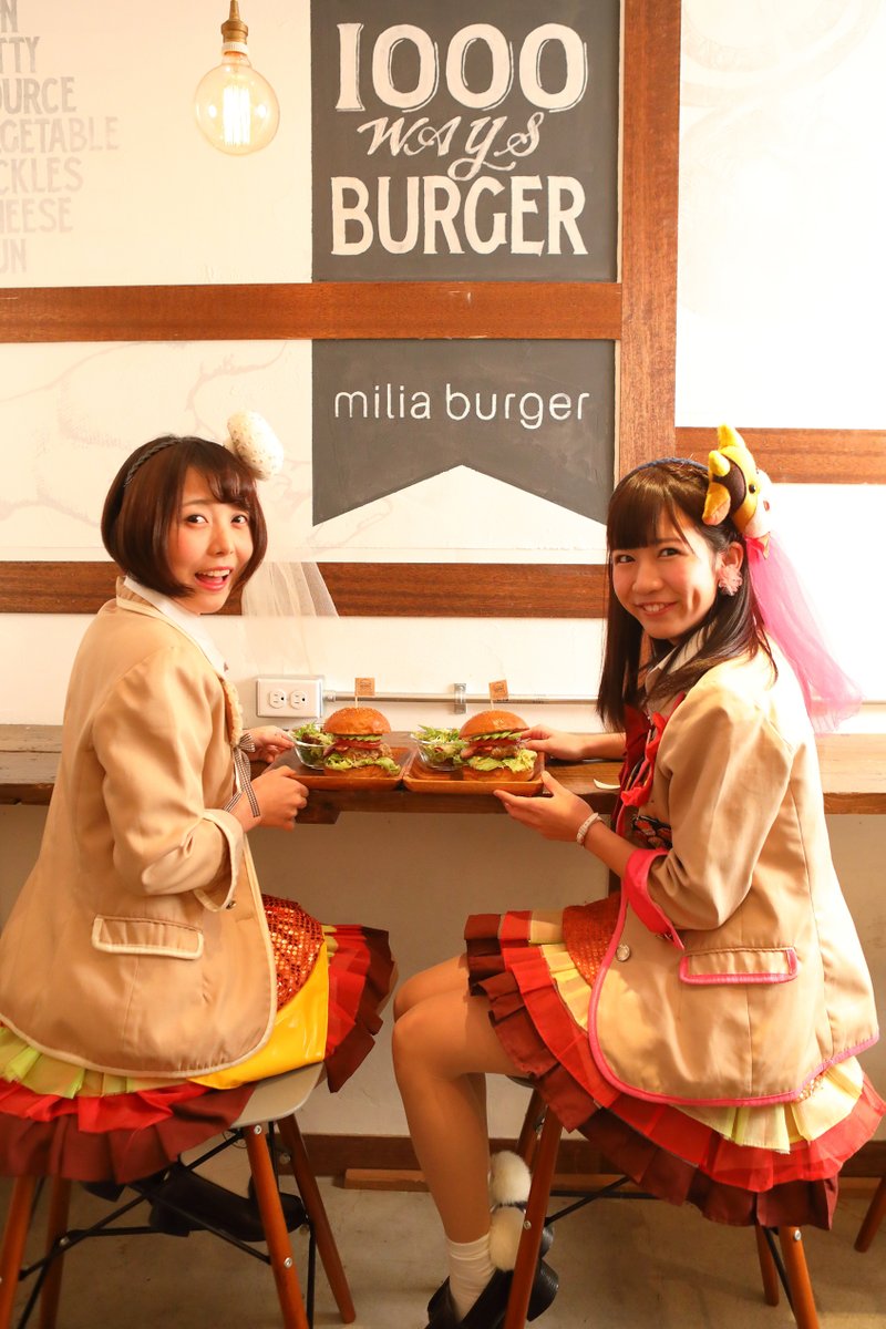 12/15（金曜）に「関西ウォーカーWEB」がオープン！連載「関西ハンバーガーWalker」がスタート☆ フツーにハンバーガーを紹介するだけでは革命を起こせぬ！という訳で、ハンバーガーアイドルのハンバーガールZがロケに同行。4店舗それぞれどこのお店かわかるかな？ 乞うご期待！（薮） https://t.co/ad9OIgUBRk