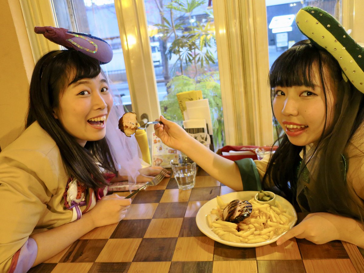 昨日は「関西ウォーカーWEB」https://t.co/YT8POLC7Hu のハンバーガー連載の取材で、京都〜大阪の4店舗を回って来ました！ ご当地バーガーアイドル・ハンバーガールZの写真もたっぷりです✨ ハンバーガー記事は毎週更新しますので、チェックよろしくお願いします🙇🏻‍♂️（薮） https://t.co/45gr7G2WiD